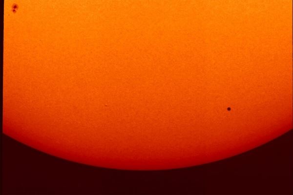 Аппарат Solar Orbiter снял видео прохода Меркурия по диску Солнца 