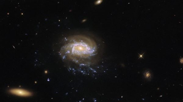“Хаббл” обнаружил сгустки звездообразования в шести галактиках-медузах