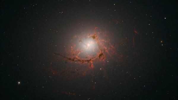 Космический телескоп “Хаббл” заглянул в скрытые глубины NGC 4696