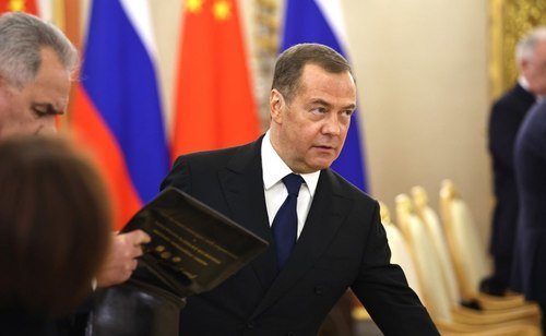 Медведев заявил, что Россия произведет в этом году 1,5 тыс. танков