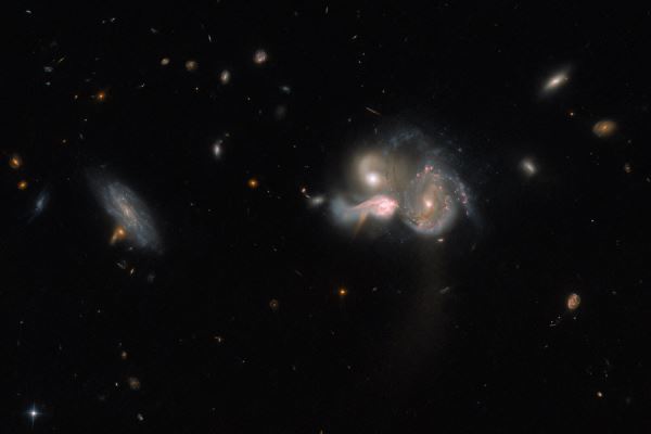 Телескоп Hubble сфотографировал три сливающиеся галактики 