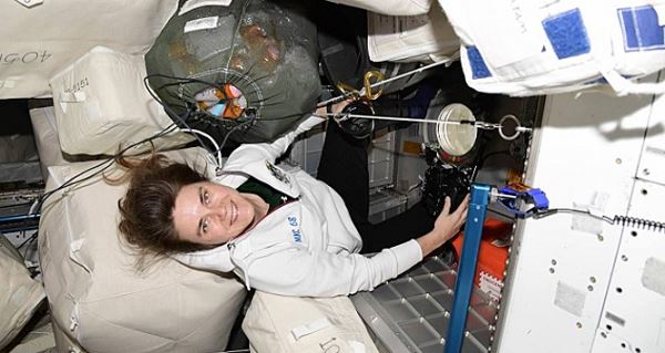 Уроженка Новосибирска Анна Кикина накормила американцев салатом Оливье в космосе